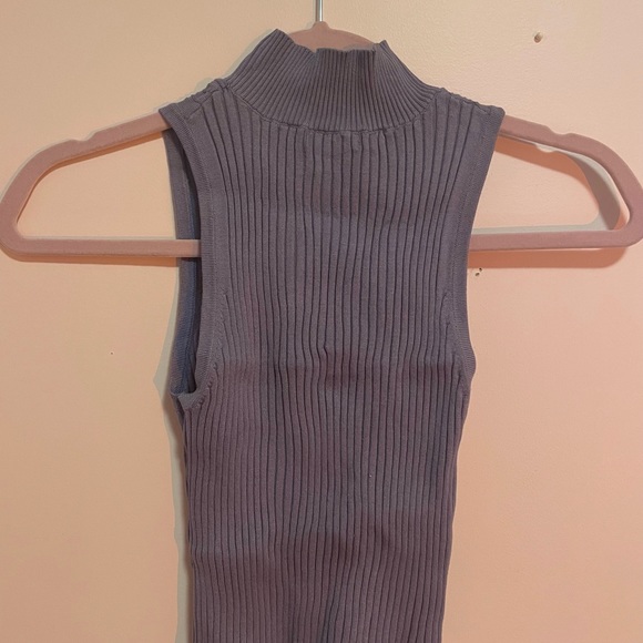 sleeveless turtleneck top (XS/S) - Picture 2 of 2